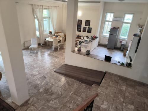 uma vista aérea de uma sala de estar com uma cozinha em Italian Villa em Turbaţi