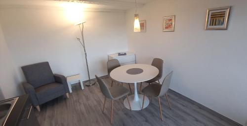 a waiting room with a table and chairs at Ferienwohnungen Petrisberg in Trier