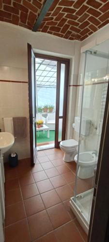 a bathroom with a toilet and a shower and a sink at Appartamento Lucia in Villanova dʼAsti