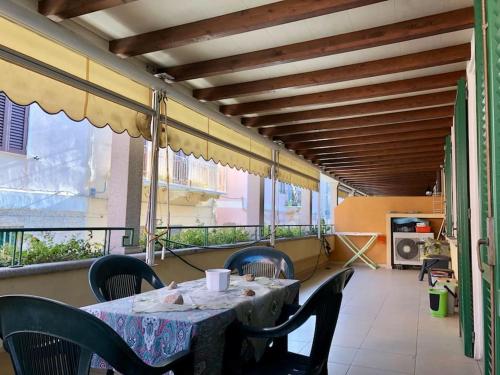 ラ・マッダレーナにあるLa casa Al Portoのレストランのバルコニーにテーブルと椅子