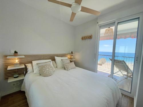 Postel nebo postele na pokoji v ubytování Poniente Beach Modern Apartment