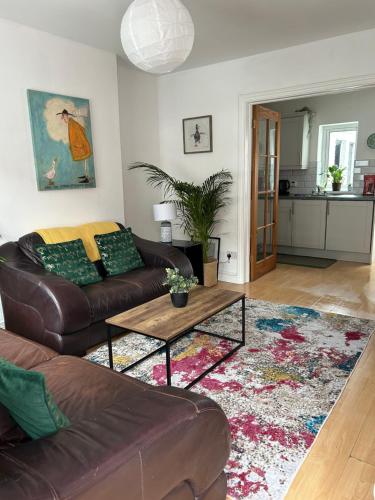 uma sala de estar com um sofá e uma mesa em Cosy House, Lisburn Road em Belfast
