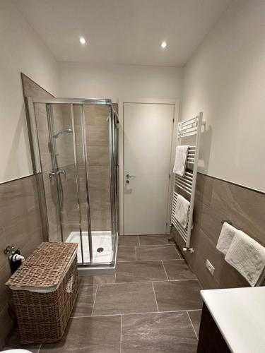 a bathroom with a walk in shower and a glass shower stall at Appartamento Campiano B in Malcesine