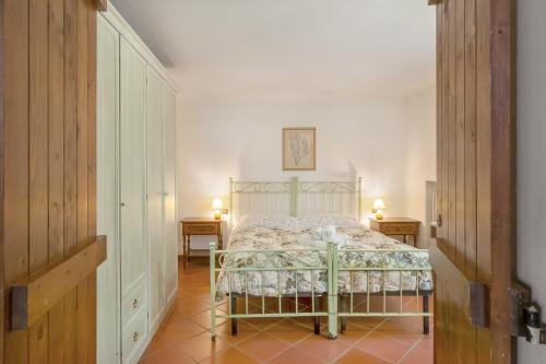 1 dormitorio con 1 cama en una habitación con 2 lámparas en Appartamento La Tavernetta, en Pian di Scò