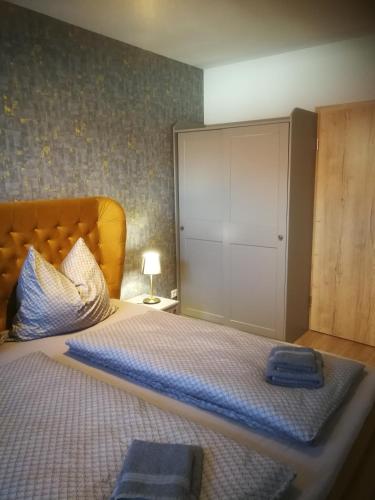 um quarto com uma cama grande e um armário branco em AppartementHaus Nienburg em Nienburg