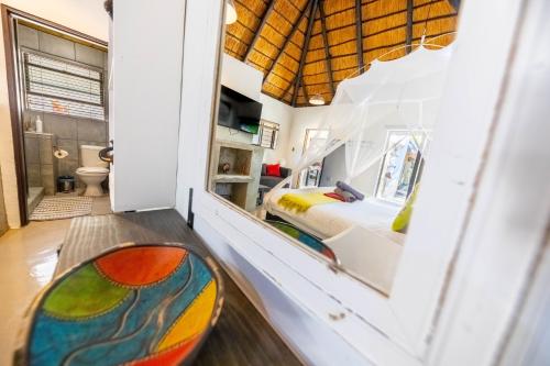 una camera con letto e specchio di African Sky Villas a Marloth Park