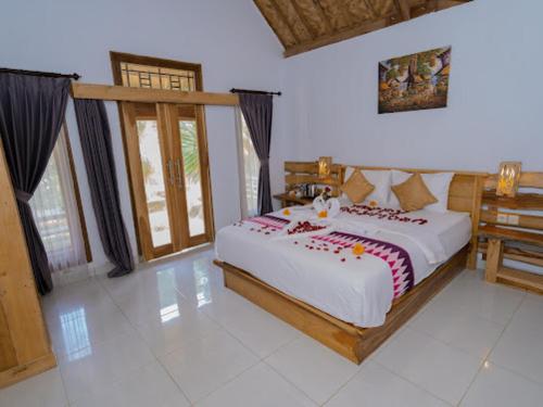 1 dormitorio con 1 cama grande en una habitación en KUBU YANG COTTAGE, en Nusa Penida