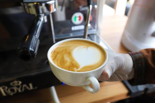 Utensilios para hacer té y café en Hotel Sarathi