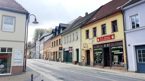 an empty street in a town with buildings at Der grüne Fürst Ferienwohnung Apartment 1 in Bad Muskau