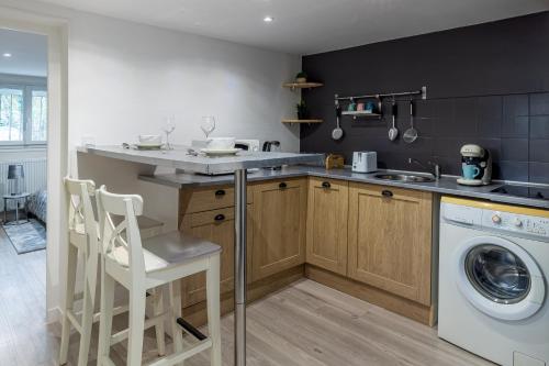 une cuisine avec un évier et une machine à laver dans l'établissement Loc Enjoy by Disneyland, à Jablines