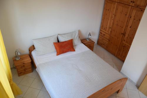 łóżko z 2 poduszkami w pokoju w obiekcie Apartment Blanusa B w mieście Povljana
