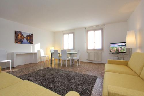 salon z kanapą i stołem w obiekcie City Apartments Rialto w Wenecji