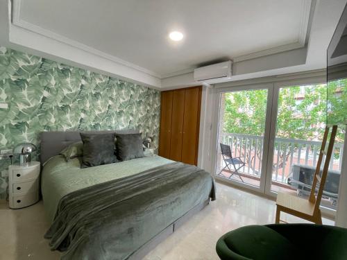1 dormitorio con 1 cama y balcón en Villa VegaLira en Valencia