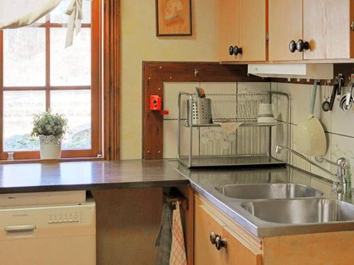 een keuken met een wastafel en een magnetron bij Holiday home BÅSTAD in Båstad