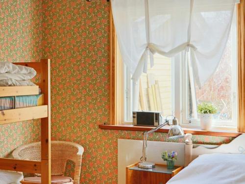 een slaapkamer met een bed en een raam bij Holiday home BÅSTAD in Båstad
