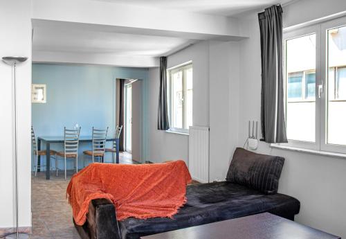 Loft في أثينا: غرفة معيشة مع أريكة وطاولة