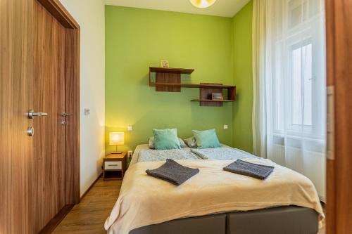 Ένα ή περισσότερα κρεβάτια σε δωμάτιο στο Molnár 20 Apartment