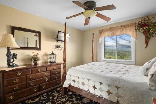 um quarto com uma cama, uma cómoda e uma janela em Deer Ridge Mountain Resort E308 em Gatlinburg