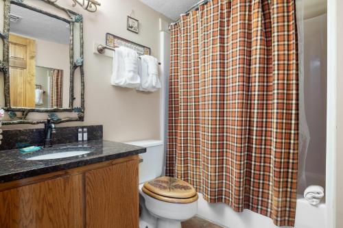 een badkamer met een toilet en een douchegordijn bij Deer Ridge Mountain Resort E308 in Gatlinburg