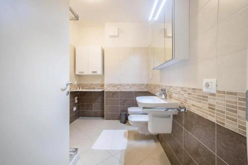 托斯科拉諾－馬德爾諾的住宿－Madeleine，浴室配有白色卫生间和盥洗盆。