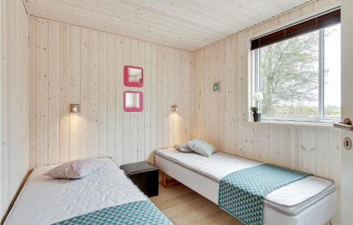 1 dormitorio con 2 camas y ventana en 8 Bedroom Beautiful Home In Bogense, en Bogense
