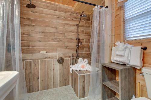 e bagno con doccia, servizi igienici e lavandino. di A Garden Blessing, 1 Bedroom, Hot Tub, Fireplace, Grill, WiFi, Sleeps 4 a Gatlinburg