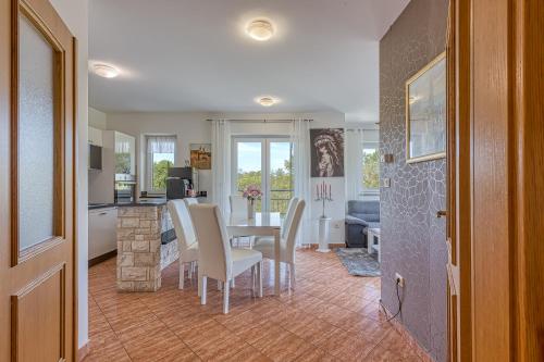 Sea Breeze Residence Mariella - Happy Rentals