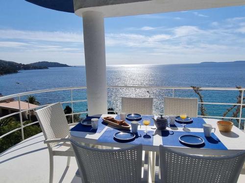 - une table sur un balcon avec vue sur l'océan dans l'établissement Villa au Lavandou avec terrasse, climatisation et option Wi-Fi - FR-1-308-174, au Lavandou