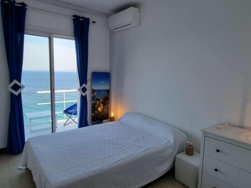- une chambre avec un lit et une vue sur l'océan dans l'établissement Villa Le Lavandou, 6 pièces, 8 personnes - FR-1-308-174, au Lavandou