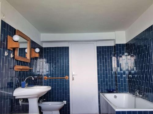 uma casa de banho com um lavatório, um WC e uma banheira em Villa Le Lavandou, 6 pièces, 8 personnes - FR-1-308-174 em Le Lavandou