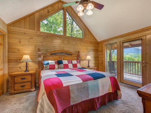 ein Schlafzimmer mit einem Bett und einem großen Fenster in der Unterkunft Eagles Point Lodge, 4 Bedrooms, Sleeps 16, View, Pool Access, Game Room in Gatlinburg