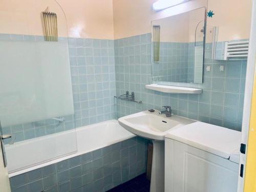 une salle de bain avec un lavabo, une baignoire et un miroir dans l'établissement Studio Confortable - 3 Pers - Ascenseur - Parking - Wifi - Centre Ville Amélie-les-Bains - FR-1-703-38, à Amélie-les-Bains-Palalda