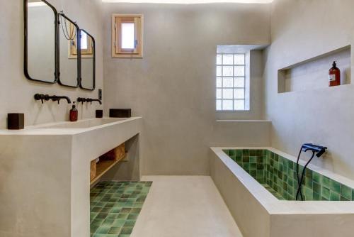 Et badeværelse på La Maison d'Endoume - maison avec piscine et salle de sport