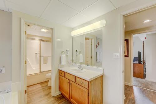 une salle de bain avec un lavabo, des toilettes et un miroir dans l'établissement Simply Blessed Whispering Pines 243, à Pigeon Forge