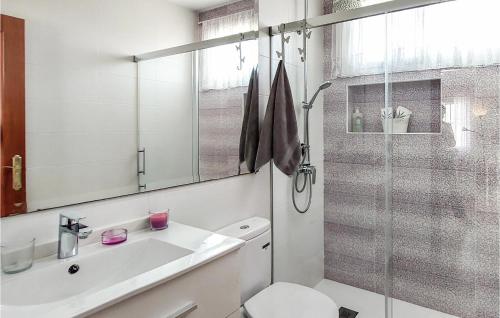 y baño con aseo, lavabo y ducha. en Stunning Home In Chiclana De La Fronter With 2 Bedrooms, en Chiclana de la Frontera