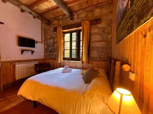 ein Schlafzimmer mit einem Bett mit einem Teddybär drauf in der Unterkunft La Posada Cercedilla in Cercedilla
