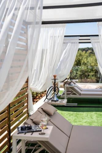 Balkón nebo terasa v ubytování Luxurious Villa Micha - With 150m Pool