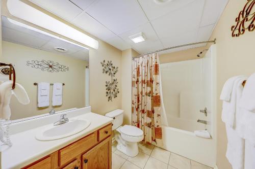ein Bad mit einem Waschbecken, einem WC und einer Dusche in der Unterkunft Dream a Little Dream Whispering Pines 411 in Pigeon Forge