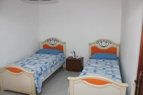 deux lits côte à côte dans une chambre dans l'établissement LA CASETTA DI ASIA, à Vico Equense