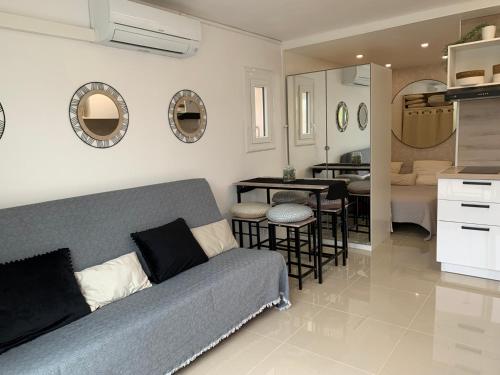 un salon avec un canapé et une salle à manger dans l'établissement Joli Studio proche plage, au Cap d'Agde