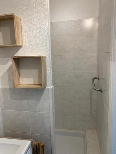 La salle de bains est pourvue d'une douche, d'une baignoire et d'un lavabo. dans l'établissement Joli Studio proche plage, au Cap d'Agde