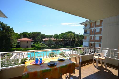 a balcony with a table and chairs on a balcony at Residenza Gardenia in Lignano Sabbiadoro