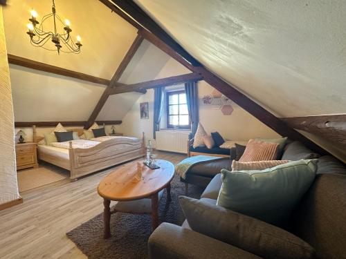 uma sala de estar com um sofá e uma mesa em Landhaus Tannenhof em Lind