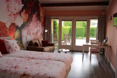 ein Schlafzimmer mit einem Bett und ein Wohnzimmer in der Unterkunft Sint-Anthonijshoek in Koudekerke