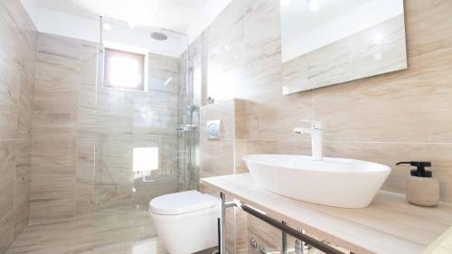 Ένα μπάνιο στο Rustical countryside villa with swimming pool in Sveti Lovreč