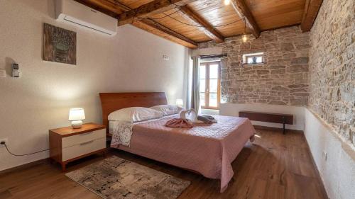 Ένα ή περισσότερα κρεβάτια σε δωμάτιο στο Rustical countryside villa with swimming pool in Sveti Lovreč