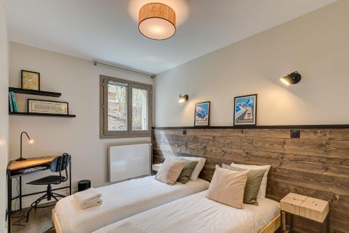 - une chambre avec 2 lits et un bureau dans l'établissement White Pearl A02 - Alpes Travel - Chamonix - Sleeps 4, à Chamonix-Mont-Blanc