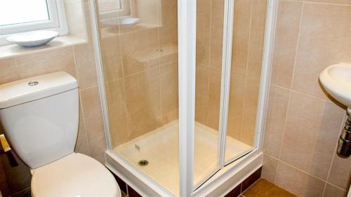 een douche in een badkamer met een toilet en een wastafel bij Spacious Holiday Home in Cumbria in Arlecdon