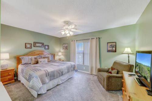 une chambre avec un lit et une télévision à écran plat dans l'établissement Birds Eye View Whispering Pines 252, à Pigeon Forge