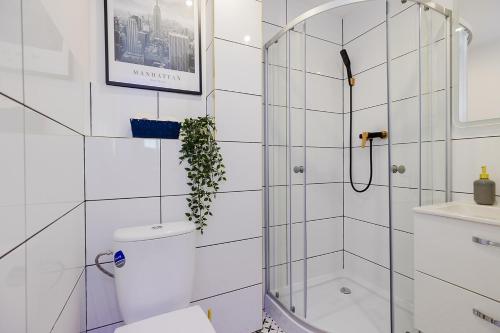 Kúpeľňa v ubytovaní UNITApartaments Short Rent Apartment in Warsaw by Metro Station Rondo ONZ Apart with 3bedrooms 23